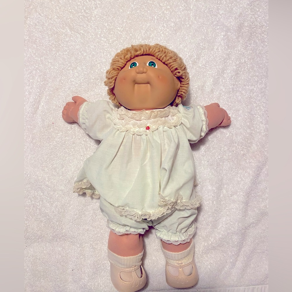 Cabbage patch kid - 1982 blond, green eye girl - all original - cleaned sweetie